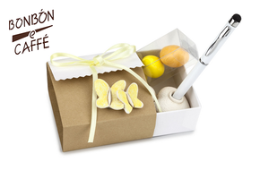 Bomboniera con confetti, COMUNIONE-CRESIMA-COMPLEANNO scatolina con penna assortita (gialla o bianca) e PORTA-PENNA (a cuore) con FARFALLE